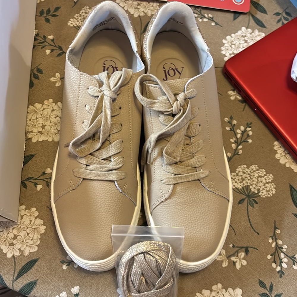 Joy Mangano (HSN) Beige LEATHER Sneakers withGoldGlitteronHeel. 2setsoflaces.NIB
